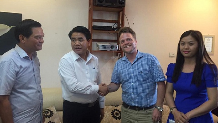 Chairman of Hanoi meets with authority-shunned foreign cleaning group