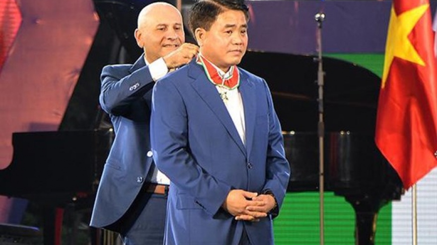 Hanoi mayor honoured with Italy’s Order of Merit