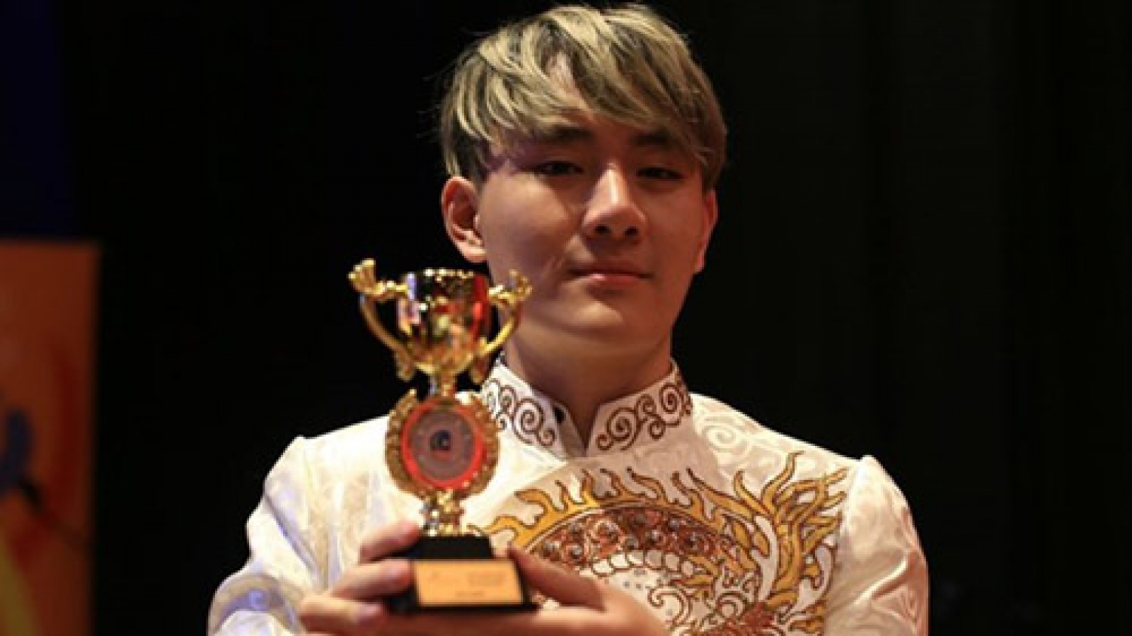 Vietnamese singer awarded golden trophy in Malaysia