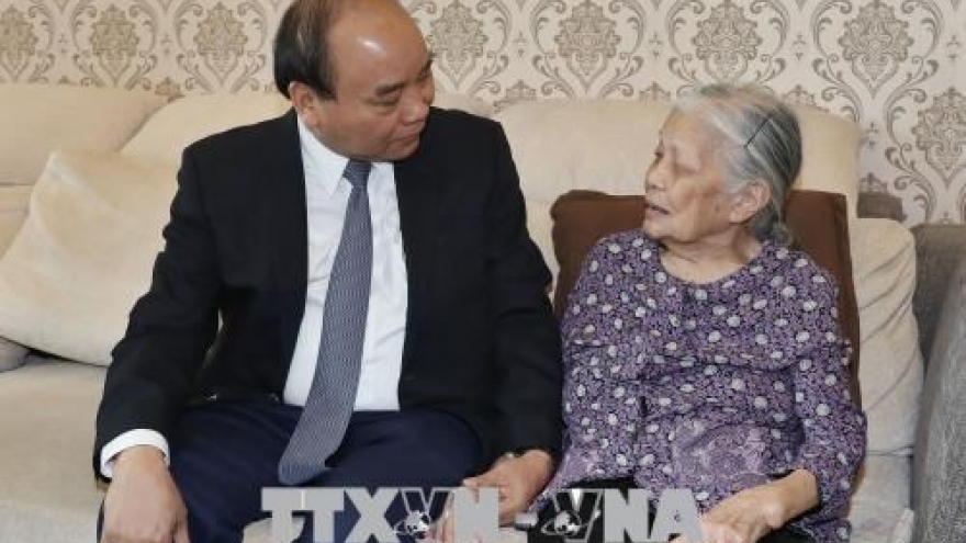 
        PM visits war martyrs’ families in Hanoi
                              
