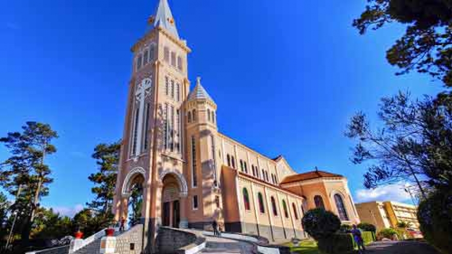 Two magnificent cathedrals in Da Lat