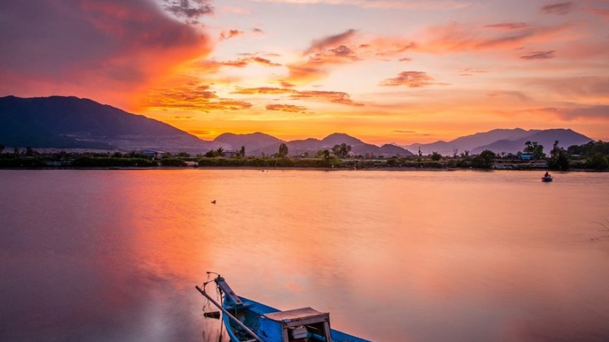 
        Nha Trang beach- amazing place to catch sunrise and sunset
                          
                      
