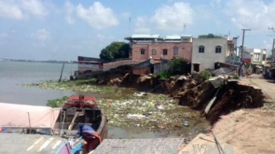 River eats up houses in An Giang