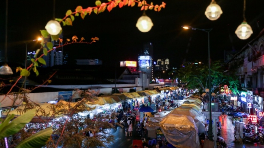 When the sun goes down, a rush to bunch up Saigon night market