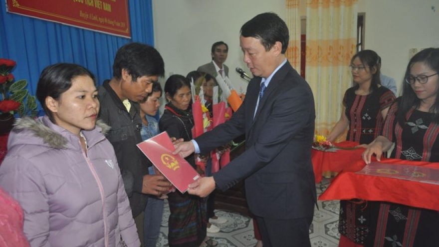 Thua Thien-Hue: Nine Laotians receive Vietnamese nationality