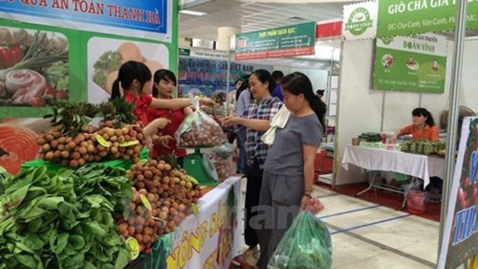 Safe farm products week kicks off in Hanoi