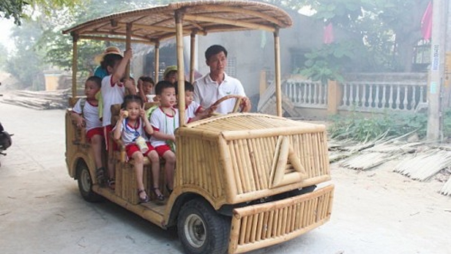 Vietnamese man creates e-car from bamboo