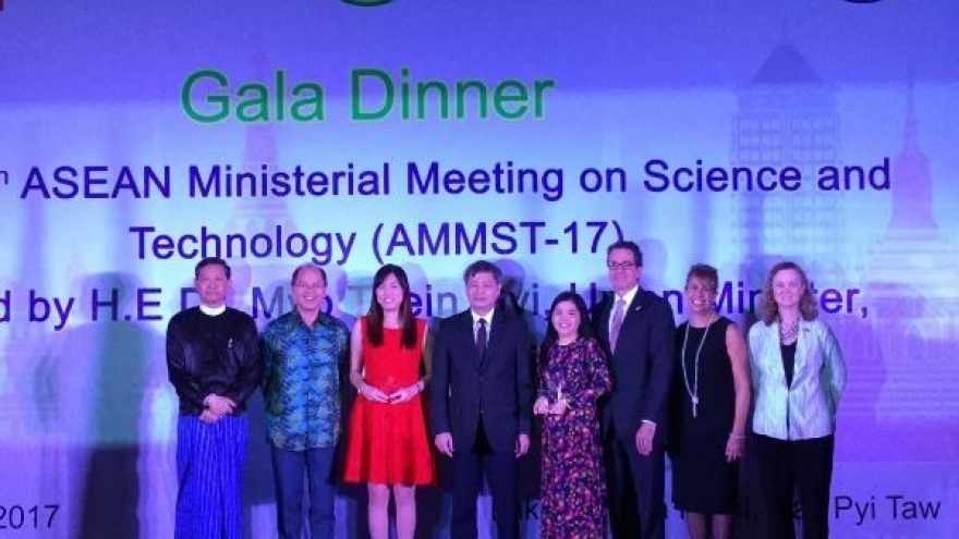Young Vietnamese lecturer honoured for winning ASEAN-US science prize