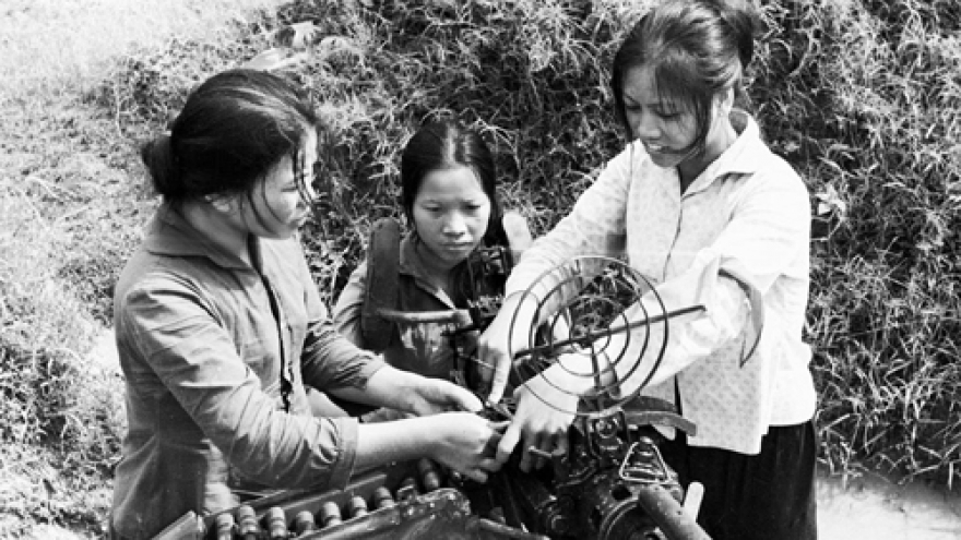 Photo exhibition pays tribute to women's strength in wartime