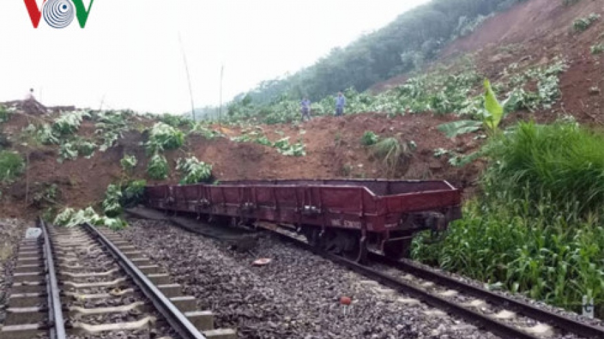 Landslide blocks Yen Bai-Lao Cai railway line