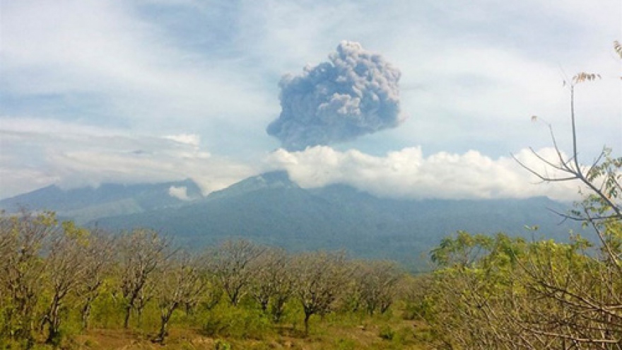 Indonesia evacuates over 1,000 tourists after volcano eruption