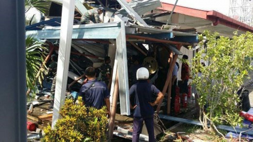 Malaysia: Military helicopter crashes into school