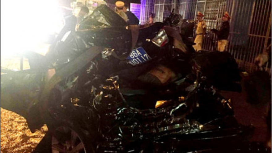 2 police officers die in crash with semi on Highway 1A