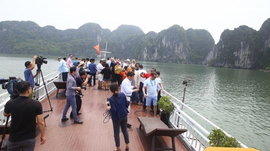 Delegates from OANA members visit Ha Long Bay