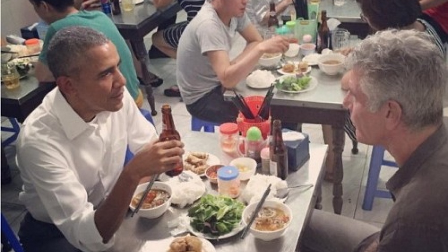 
        Obama tries bun cha on first night in Hanoi
                                  
              
