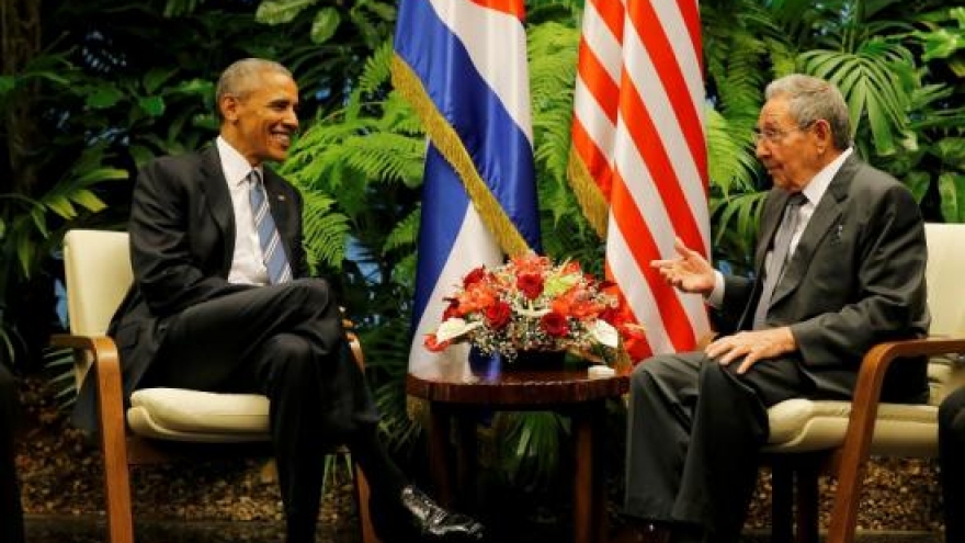 Obama presses Cuba's Castro on human rights during historic visit