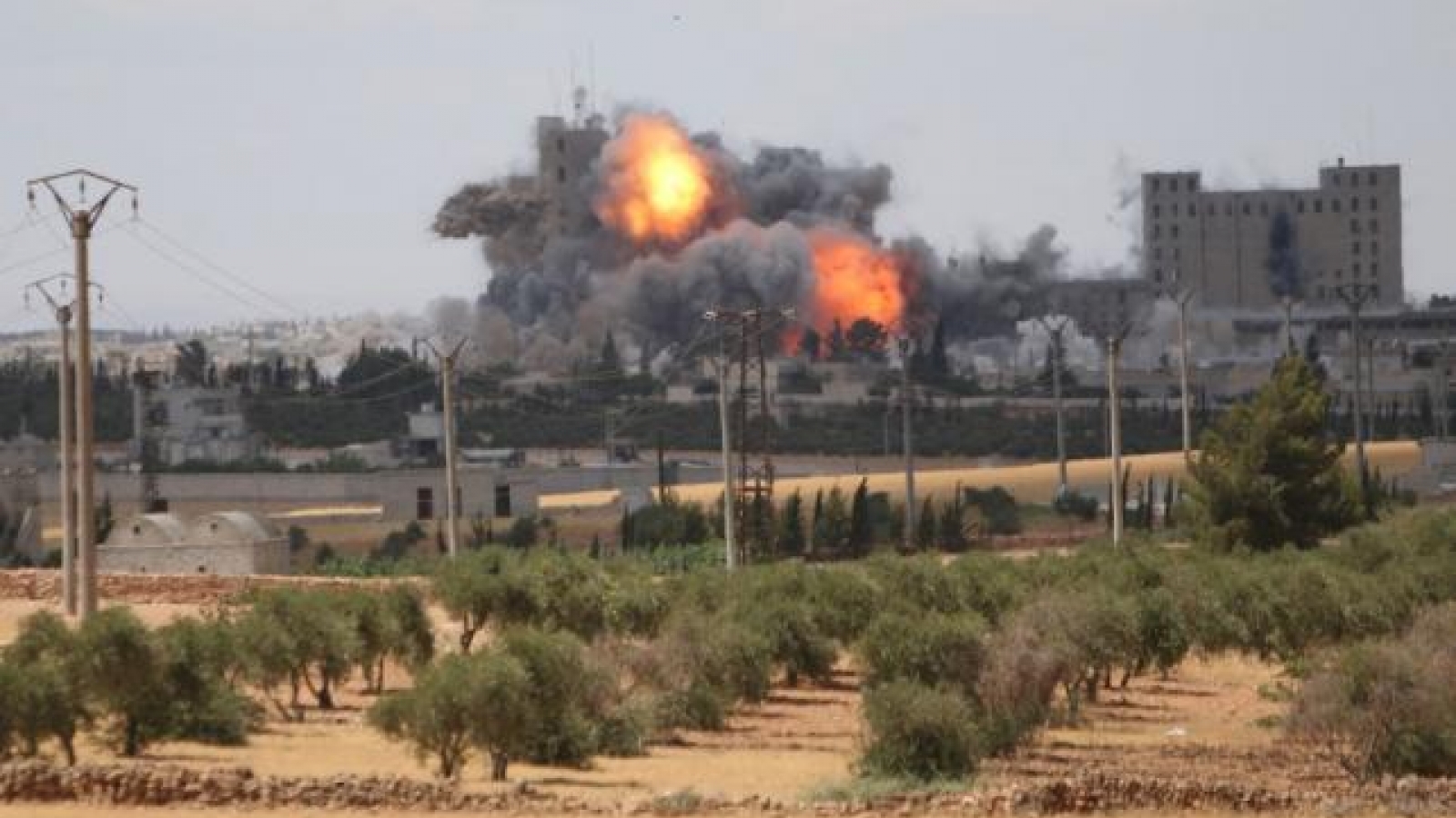 Obama, despite dissent on Syria, not shifting toward strikes on Assad