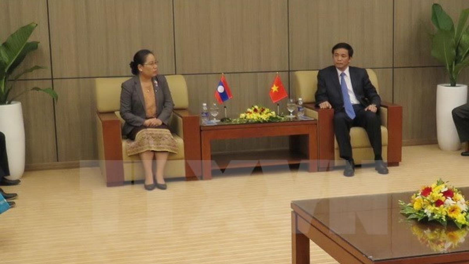 NA Offices of Vietnam, Laos tighten ties