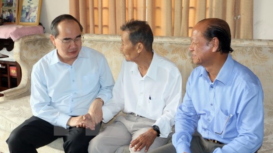 Officials pay New Year visits to localities