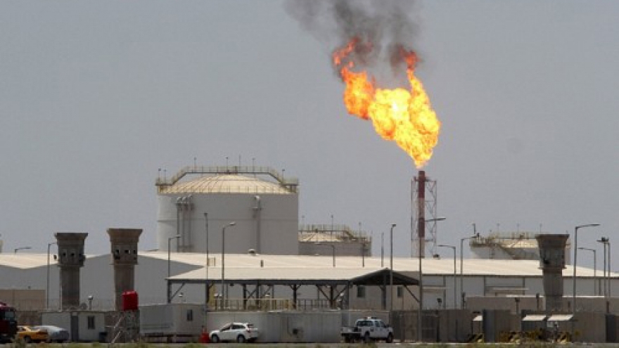 Oil ends down more than 2% as US drilling points to glut