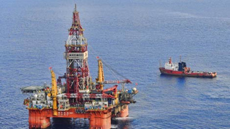 China uses six military ships to protect rig