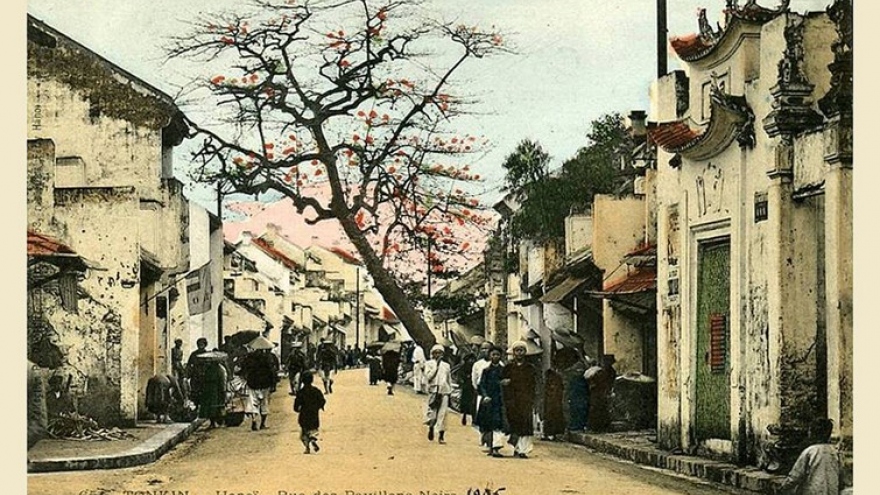Look back at Hanoi city streets through vintage postcards