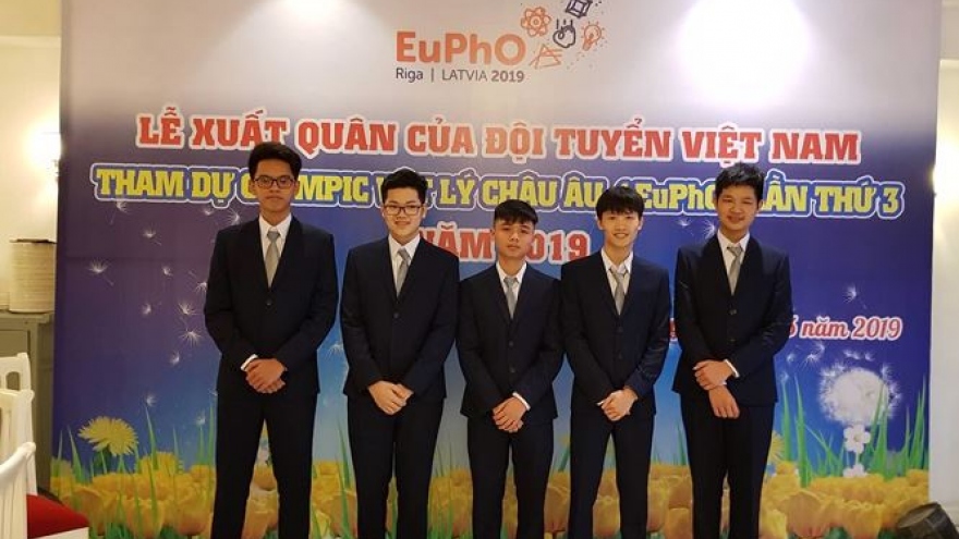 Vietnamese students shine at European Physics Olympiad 2019