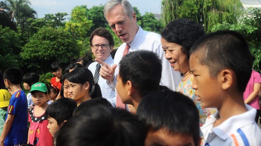 US ambassador presents helmets to Vietnamese children