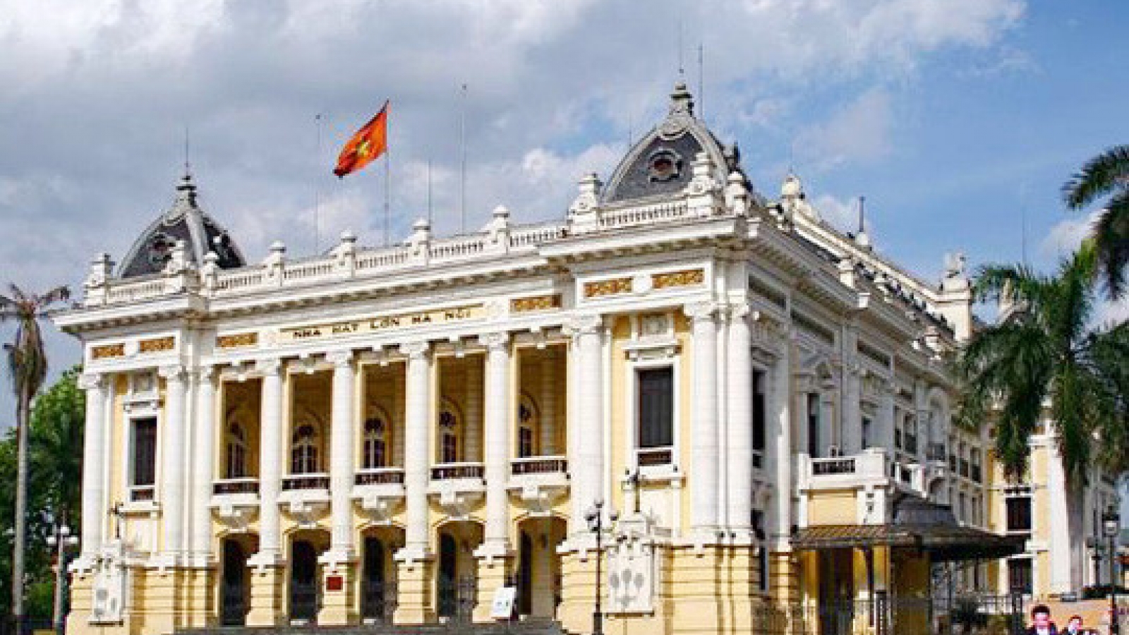 Hanoi Opera House opens for tourists