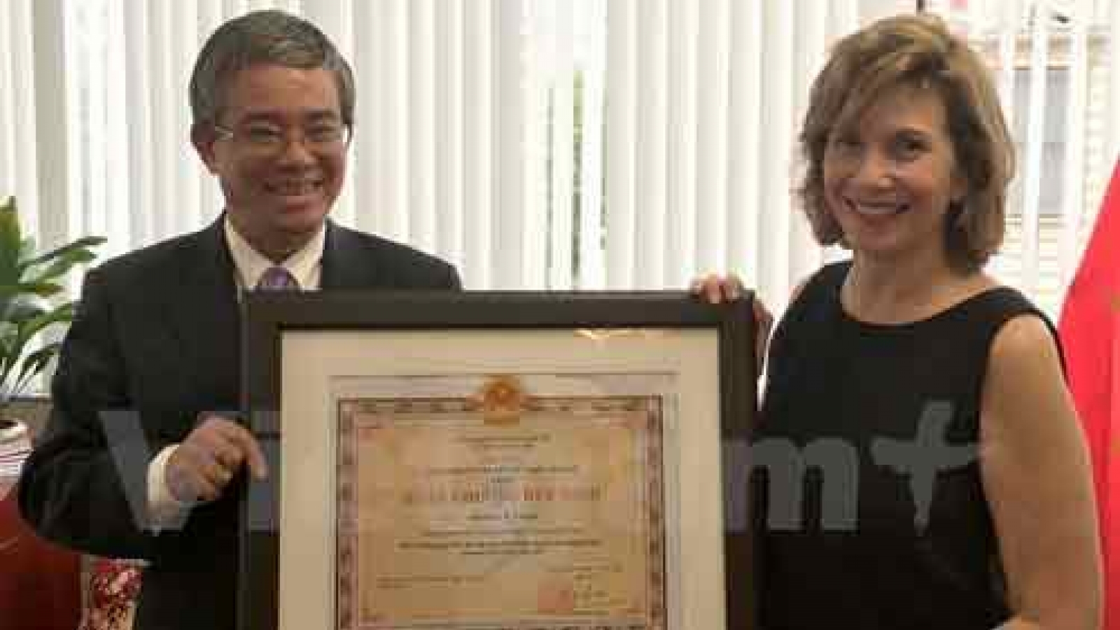 Friendship order presented to American Commerce Chamber Governor