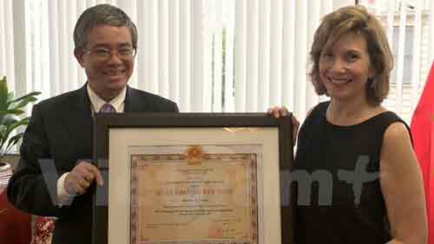 Friendship order presented to American Commerce Chamber Governor