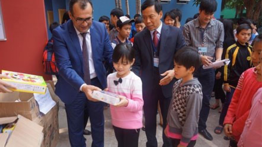 Hanoi orphans receive New Year gifts from Azerbaijani Embassy