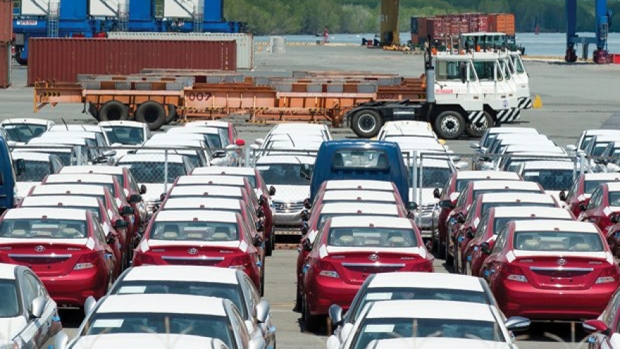 Vietnam tightens car import controls