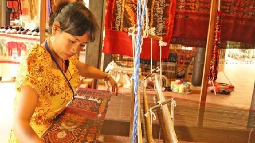 Over 80 artisans to demonstrate skills at silk festival in Hoi An