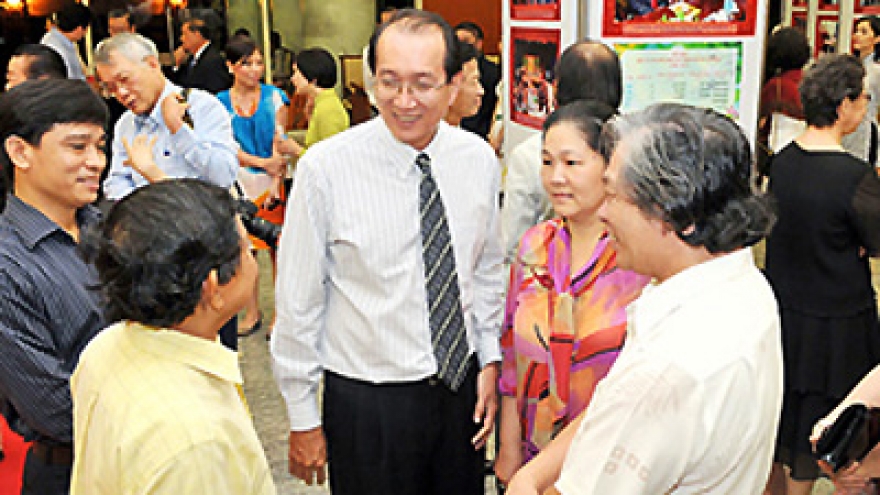 Ethnic minority girl wins many int'l scholarships