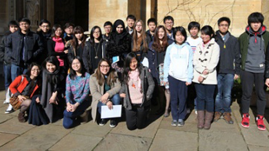 Vietnamese students set sights on Oxford University