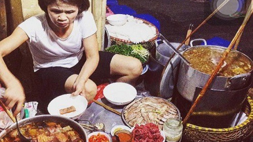 Hanoi night Pho vendor