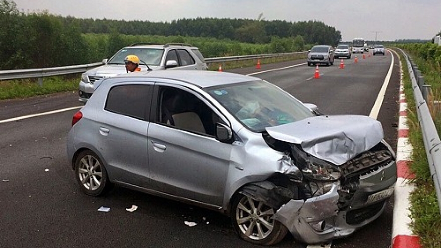 Six in hospital after two accidents on expressway near HCM City