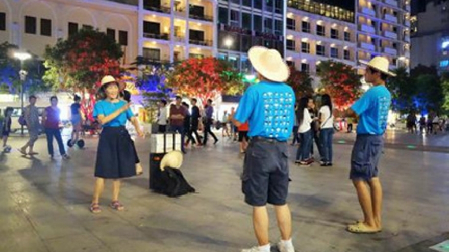 Public performance “Singing fingers”