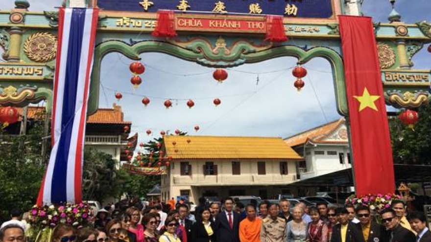 Vietnamese pagodas in Thailand get Vietnamese nameplates