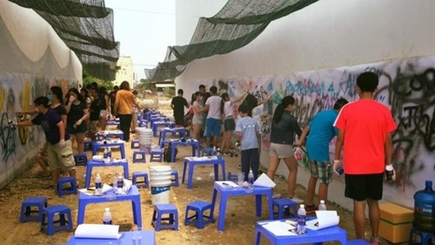 UK painter adorns Danang