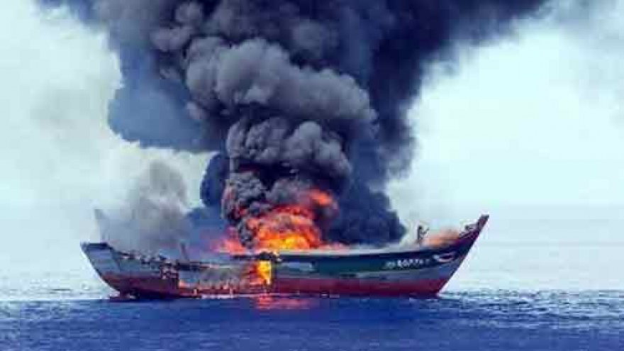 Palau torches Vietnamese illegal fishing boat