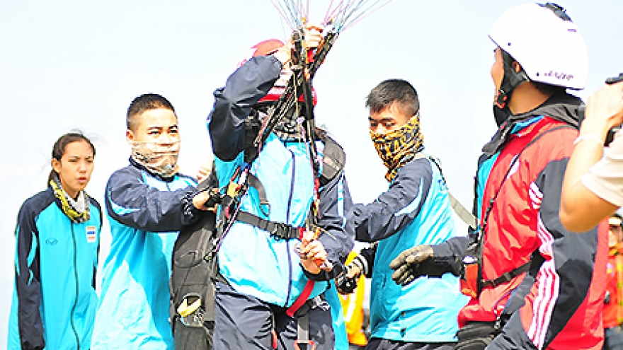 Int’l paragliding competition kicks off in Hoa Binh