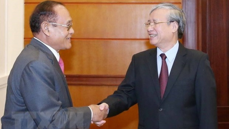 Party official receives Cambodian guest