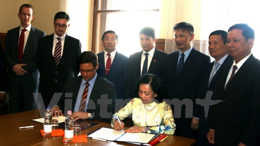 Party strengthens ties with Hungarian ruling party