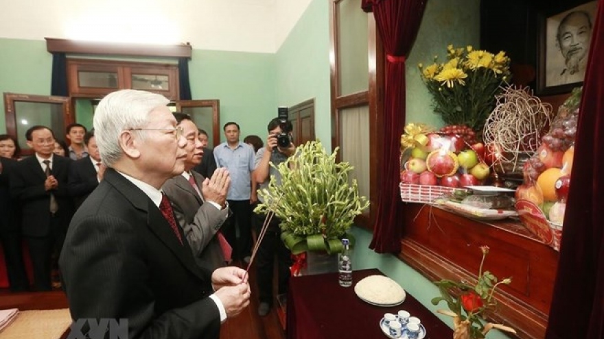 Party leader-President Nguyen Phu Trong offers incense to President Ho Chi Minh