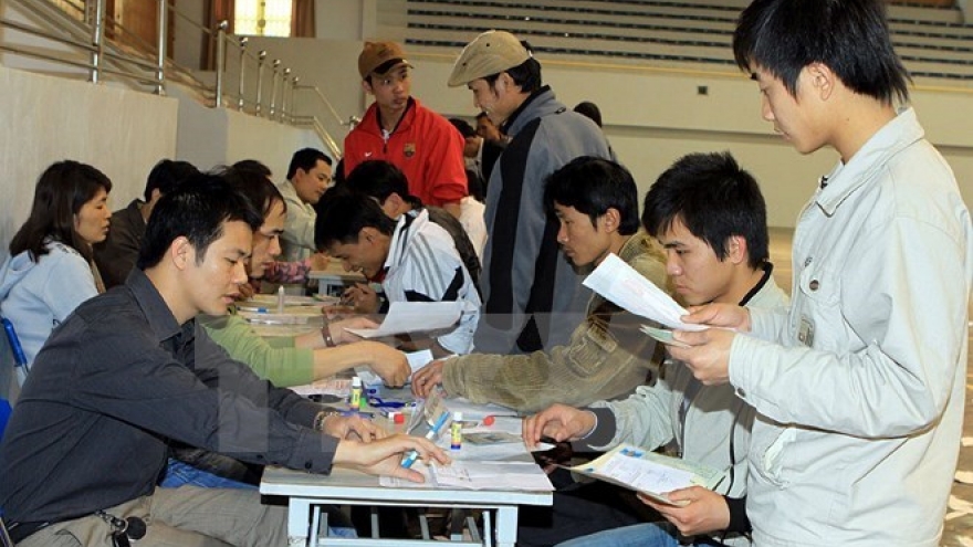 Vietnamese workers in Thailand allowed to get work permits