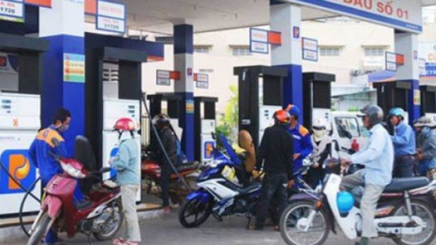 Petrol prices drop to VND16,405 per litre