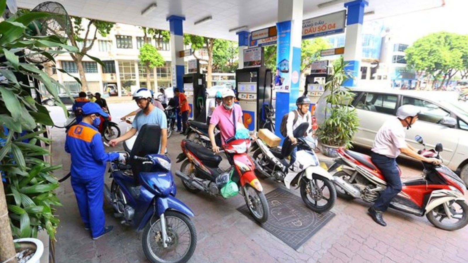 Petrol, oil prices slightly decrease