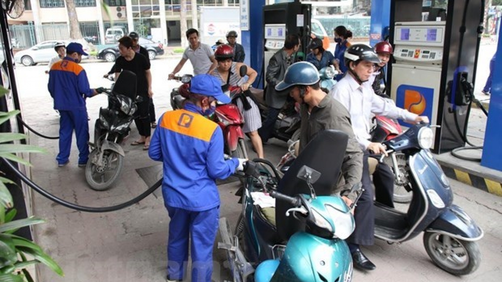 Petrol prices rise over 400 VND per litre